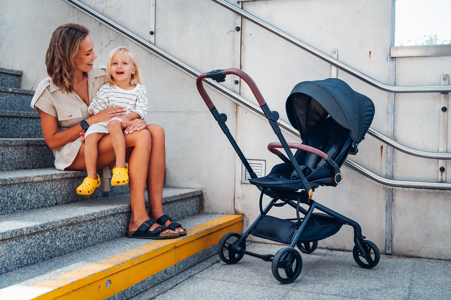 MoMi ADELLE Kinderwagen, klappbar mit 360° Sitz, bis 22 kg