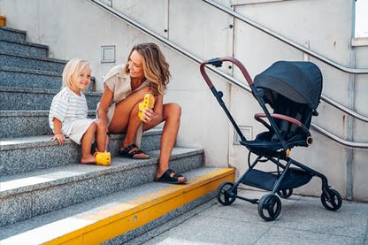 MoMi ADELLE Kinderwagen, klappbar mit 360° Sitz, bis 22 kg