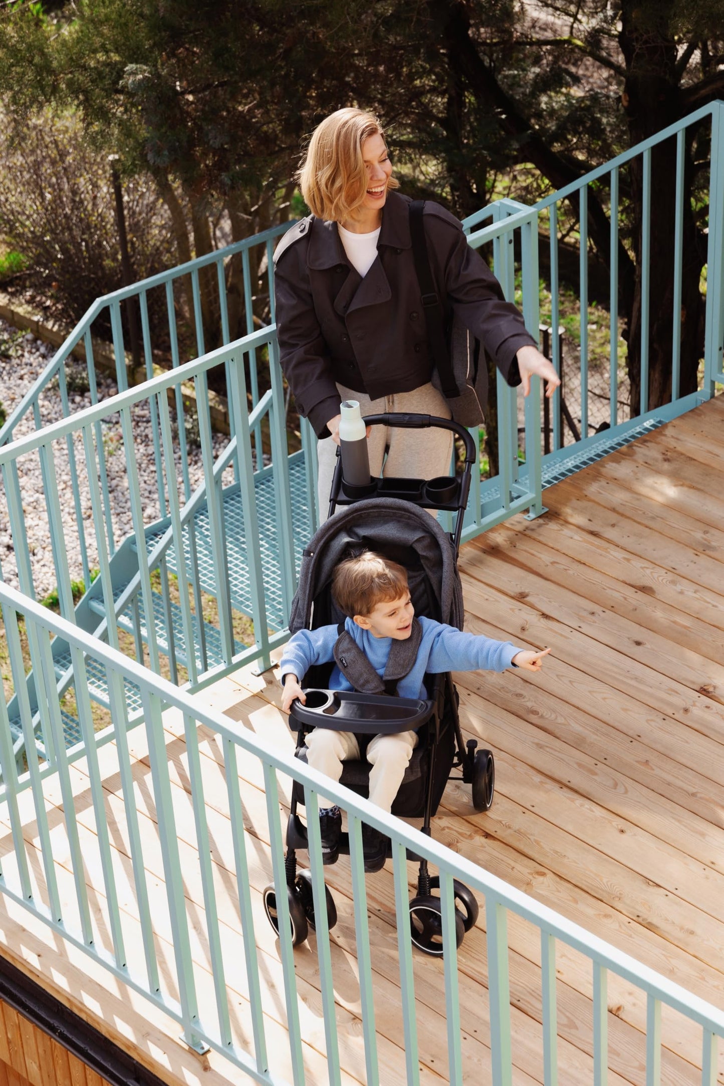 MoMi ISLA Buggy, leicht & faltbar, bis 15 kg, mit Liegefunktion, Schwarz